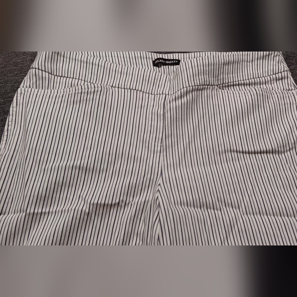 Pull on white and gray shorts - Picture 1 of 4